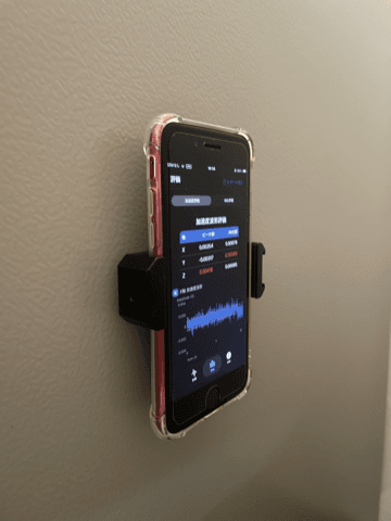 マグネットホルダーでスマートフォンを固定したようす